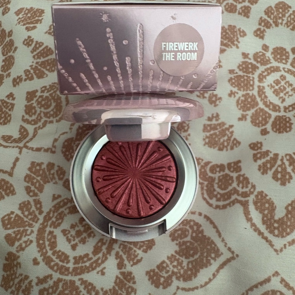 Brand New Mac Limited Firewerk The Room Eyeshadow - Shimmering Red
